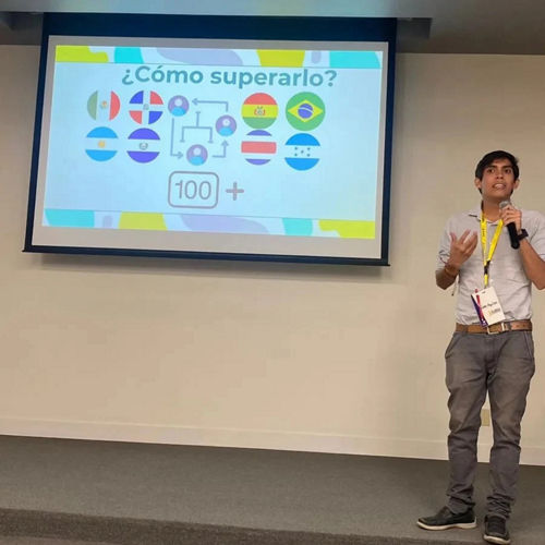 Carlos fazendo uma apresentação