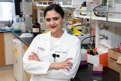 Retrato de Gabby Salinas no laboratório