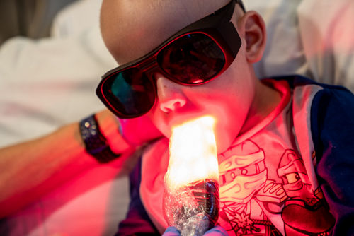 Paciente infantil que recibe terapia de luz.