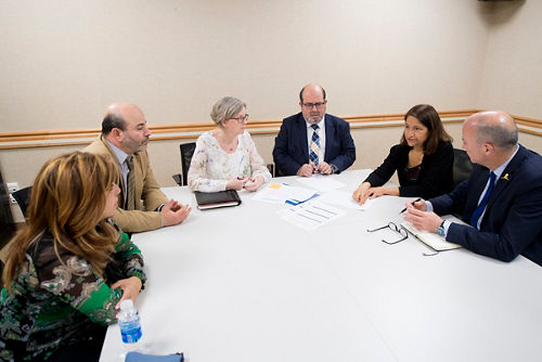 Sima Jeha e colegas sentados a uma mesa no King Hussein Cancer Center
