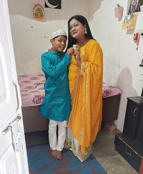 सितारा अपने गोद लिए हुए बेटे के साथ।