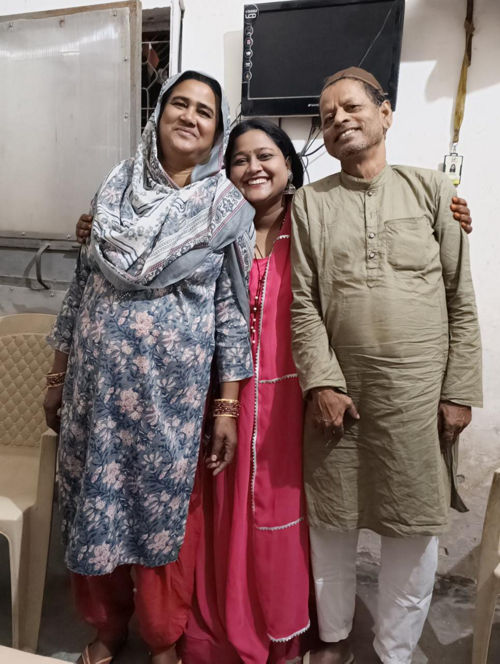सितारा अपने माता-पिता के साथ
